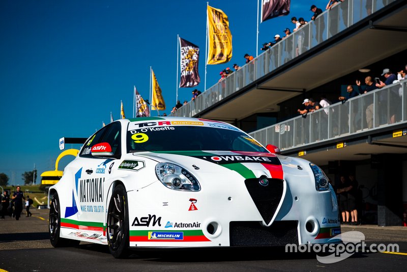 #9 Ashley Seward, Dylan OKeeffe, Alfa Romeo Giulietta; #35 Alliance Autosport, Alexandra Whitley, Volkswagen Golf GTI