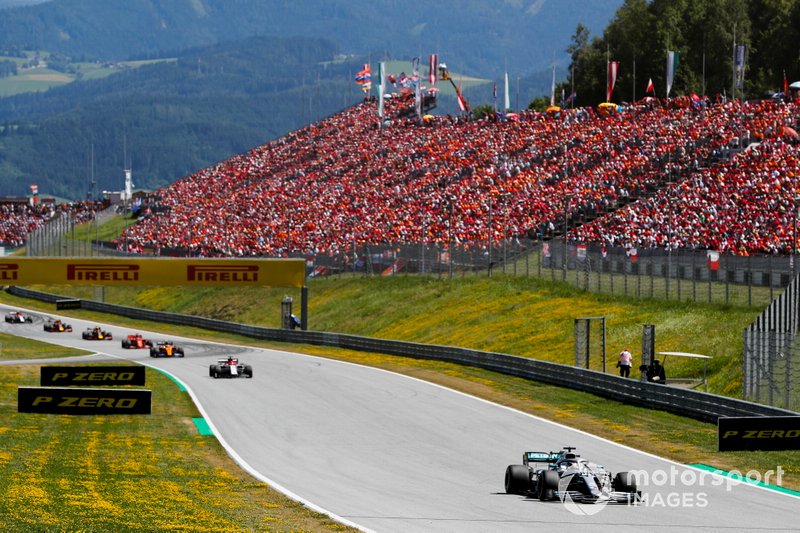 Lewis Hamilton, Mercedes AMG F1 W10, precede Kimi Raikkonen, Alfa Romeo Racing C38, e Lando Norris, McLaren MCL34