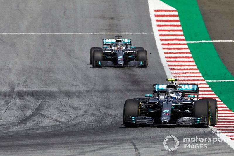 Трижды в истории Mercedes выигрывала по 10 гонок подряд, но пока не дотянулась до рекорда McLaren – 11 побед в сезоне-1988. Последняя серия Mercedes оборвалась на Гран При Австрии-2019, где Валттери Боттас стал третьим, а Льюис Хэмилтон – пятым