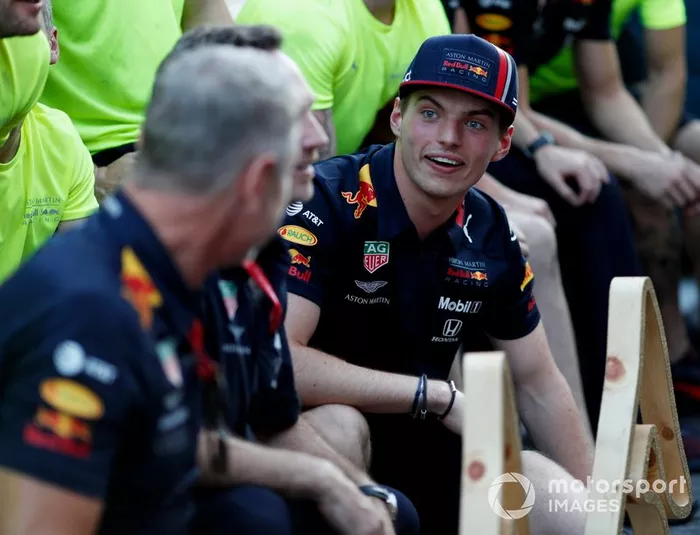 Christian Horner y Max Verstappen, Red Bull Racing celebran con el equipo