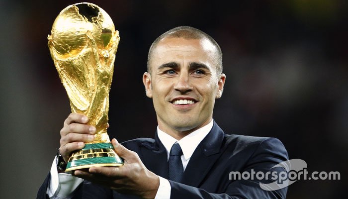 Fabio Cannavaro era eleito o melhor jogador do mundo daquele ano, após título mundial da Itália