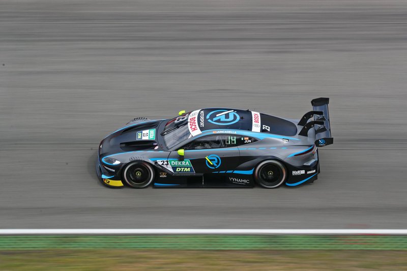 Bei "R-Motorsport 2" dominiert nun die Farbe Schwarz. Die Schnauze, die Tür und das Dach sind jetzt in diesem Farbton lackiert. Daniel Juncadellas Autos wurde mit gelben Rückspiegeln versehen.