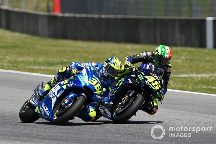 Valentino Rossi, Yamaha Factory Racing, si tocca con Joan Mir, Team Suzuki MotoGP