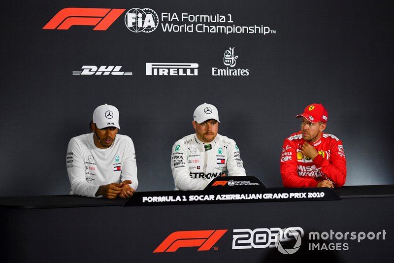 Lewis Hamilton, Mercedes AMG F1, il poleman Valtteri Bottas, Mercedes AMG F1, e Sebastian Vettel, Ferrari, durante la conferenza stampa post Qualifiche
