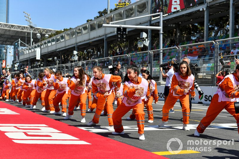 Antes do GP do Azerbaijão, uma demonstração de dança dos fiscais de pista agitou o grid