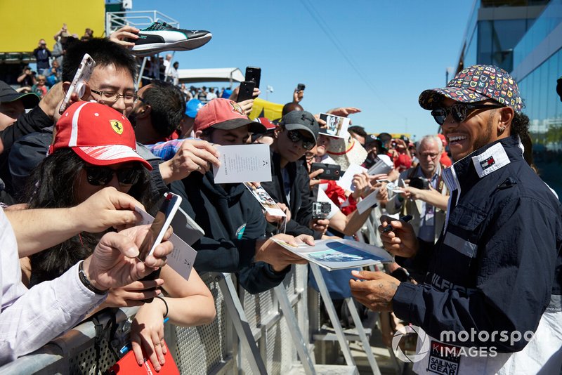 Lewis Hamilton, Mercedes AMG F1 signs a autograph for a fan