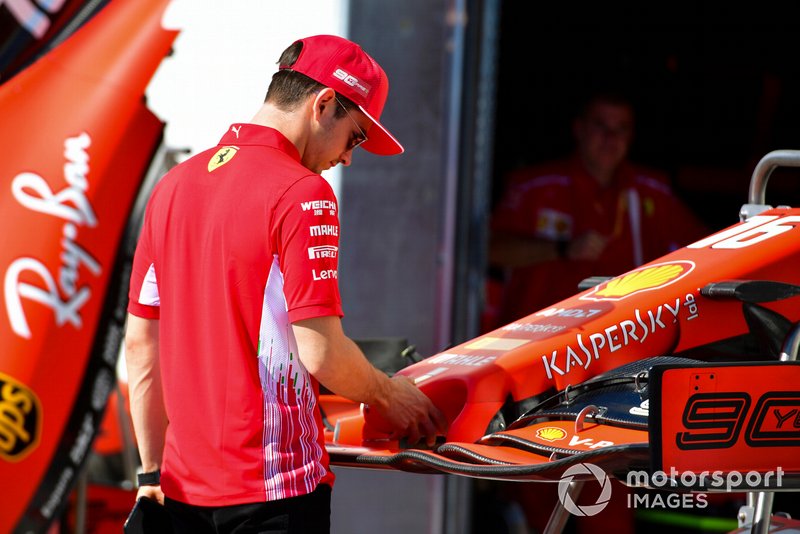 Charles Leclerc, Ferrari, examina un alerón delantero