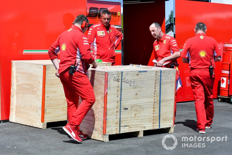 Des mécaniciens Ferrari