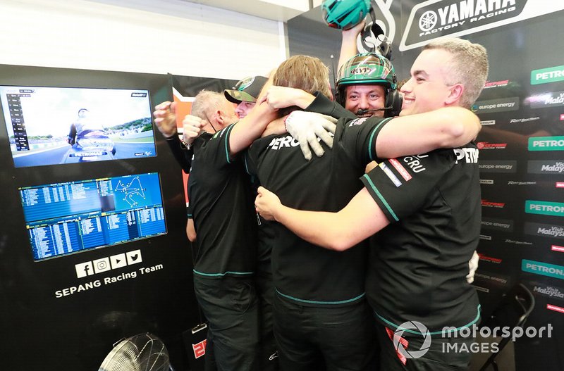 Los miembros del equipo de Petronas Yamaha SRT celebran