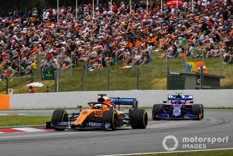 Carlos Sainz Jr., McLaren MCL34, Alexander Albon, Toro Rosso STR14