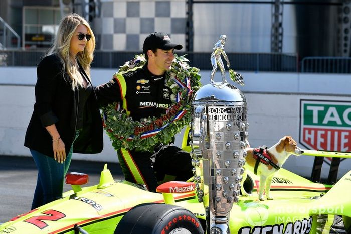 Simon Pagenaud, Team Penske Chevrolet, su promedita Hailey McDermott y su perro Norman con el trofeo Borg-Warner