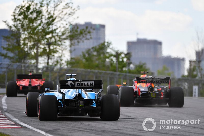 Sebastian Vettel, Ferrari SF90, precede Max Verstappen, Red Bull Racing RB15, e George Russell, Williams Racing FW42