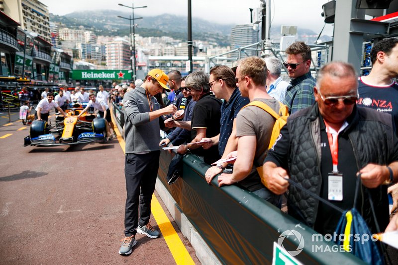Lando Norris, McLaren signs a autograph for a fan