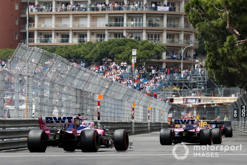 Lance Stroll, Racing Point RP19, precede Sergio Perez, Racing Point RP19