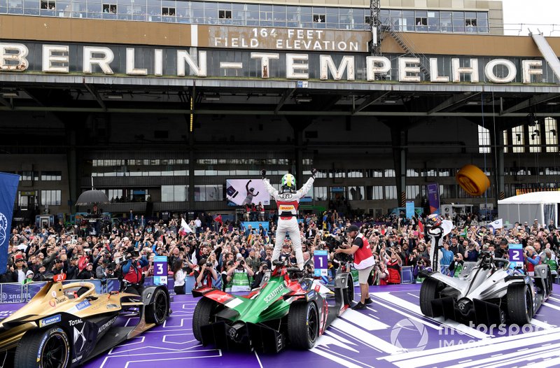 Lucas Di Grassi, Audi Sport ABT Schaeffler, vainqueur, sur sa Audi e-tron FE05, avec Sébastien Buemi, Nissan e.Dams, Nissan IMO1, Jean-Eric Vergne, DS TECHEETAH, DS E-Tense FE19