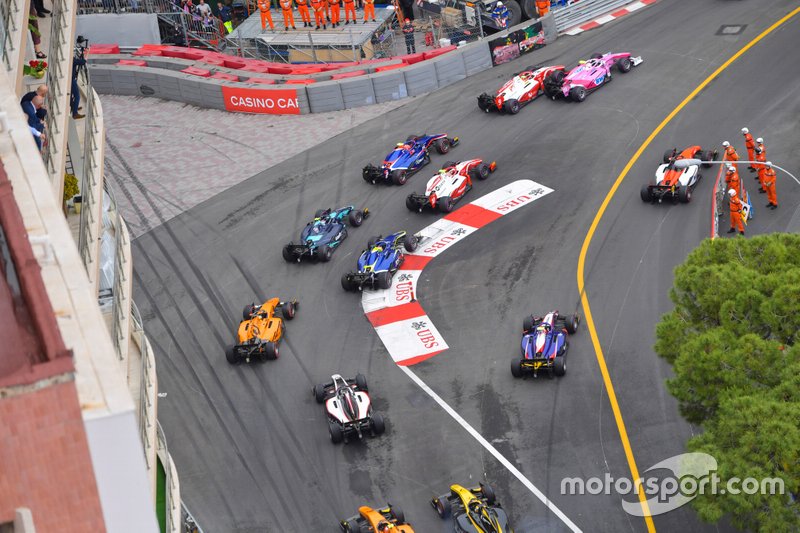Sergio Sette Camara, Dams, Anthoine Hubert, Arden and Mick Schumacher, Prema Racing al principio, mientras Artem Markelov, MP Motorsport corta la chicane