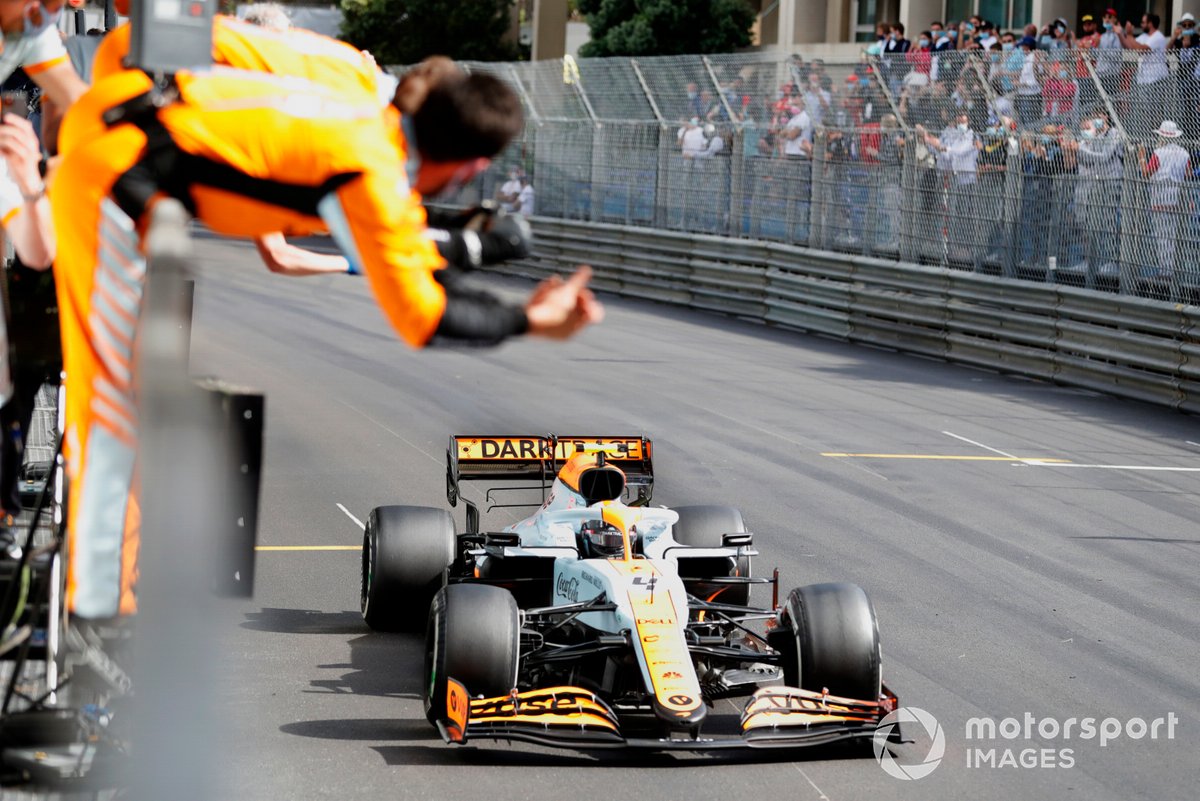 Lando Norris, McLaren MCL35M, 3 ° posto, taglia il traguardo per la gioia della sua squadra al muretto dei box