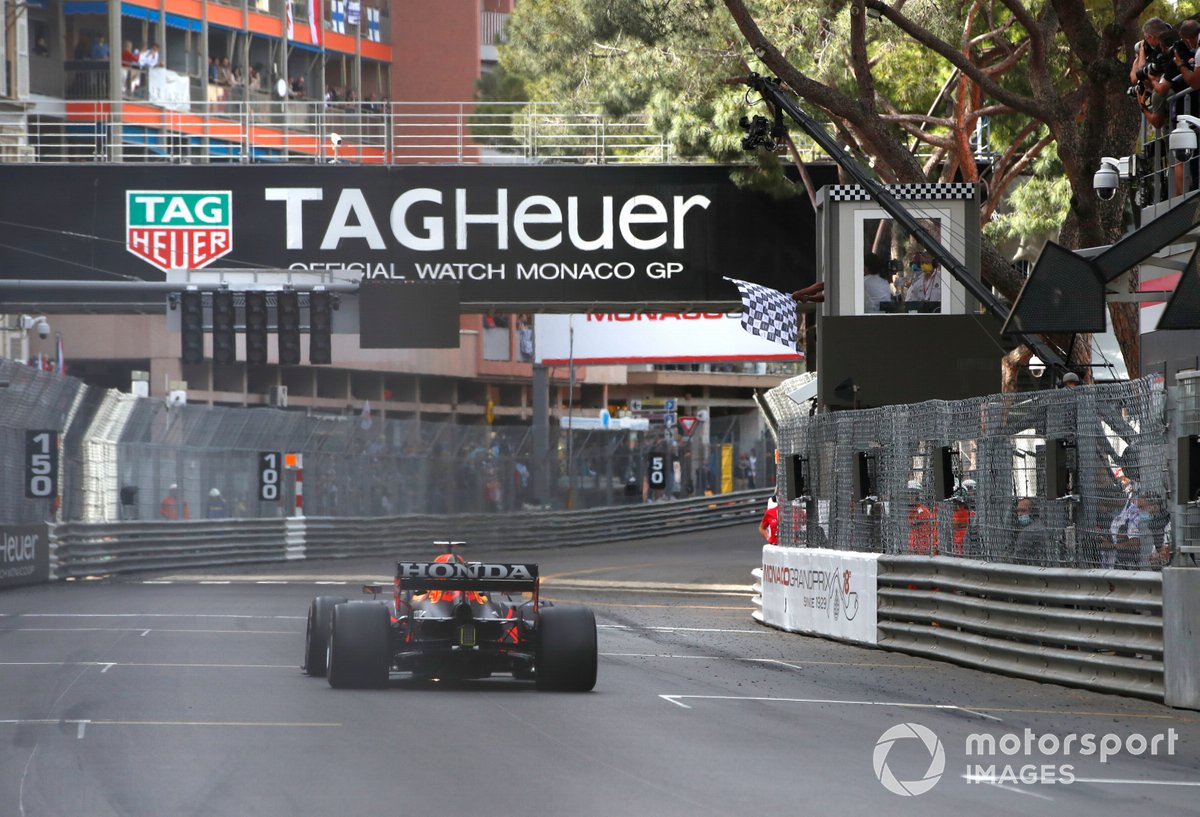 Max Verstappen, Red Bull Racing RB16B, 1 ° posizione, vince mentre Serena Williams sventola la bandiera a scacchi