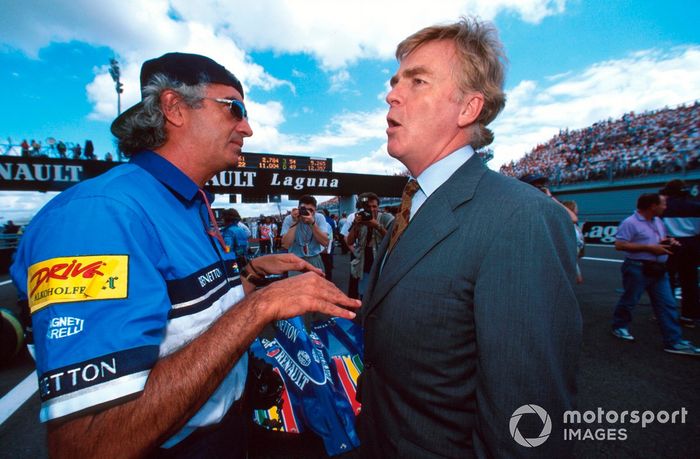 El presidente de la FIA, Max Mosley, habla con Flavio Briatore