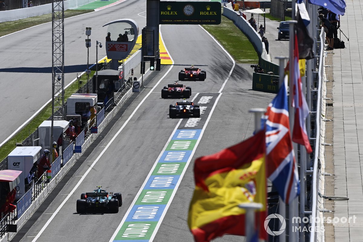 Carlos Sainz Jr., Ferrari SF21, Charles Leclerc, Ferrari SF21, Pierre Gasly, AlphaTauri AT02, e Sebastian Vettel, Aston Martin AMR21, fuori dal pit lane