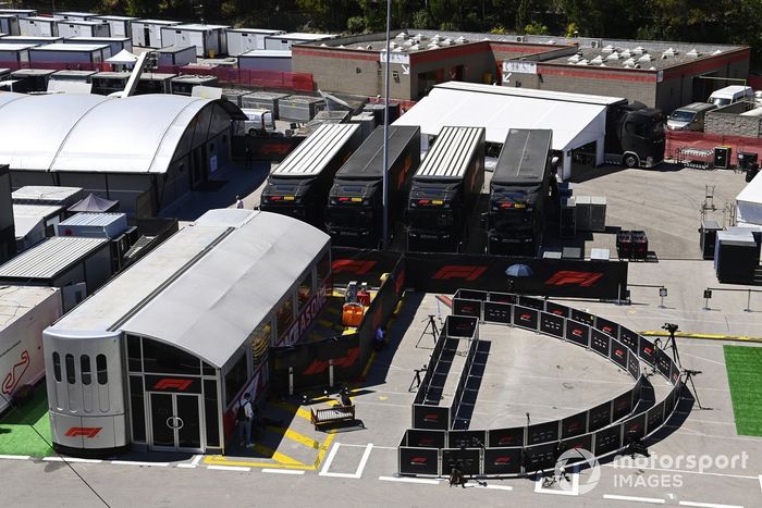 Camiones de F1 en el paddock