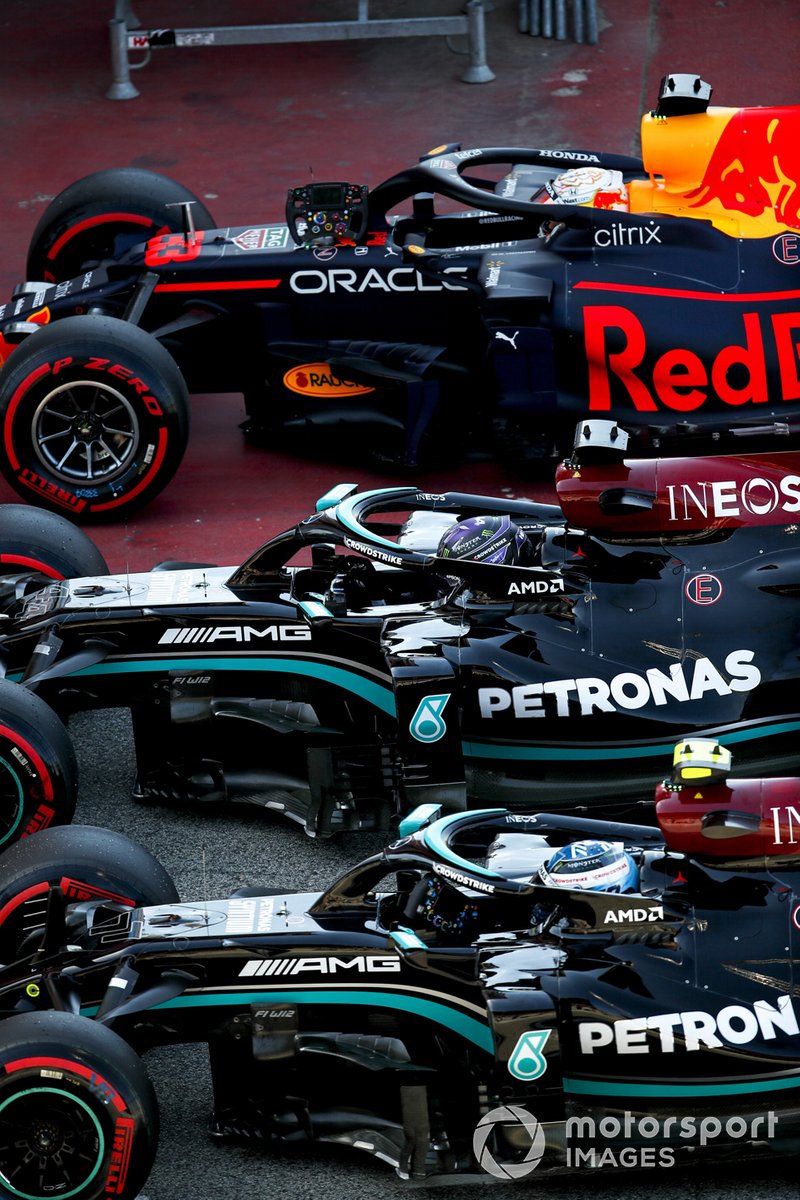 Valtteri Bottas, Mercedes W12, ganador de la pole Lewis Hamilton, Mercedes W12, y Max Verstappen, Red Bull Racing RB16B, en Parc Ferme