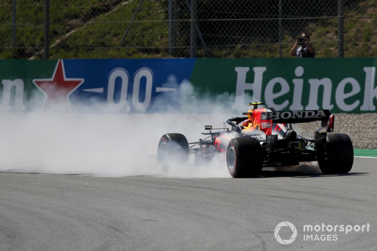 Sergio Perez, Red Bull Racing RB16B spins during qualifying