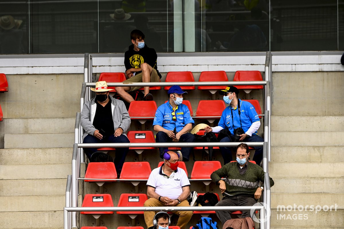 Los fans sentados en las gradas