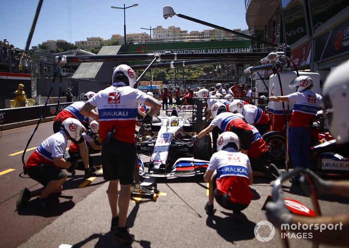 Mick Schumacher, Haas VF-21, en pits