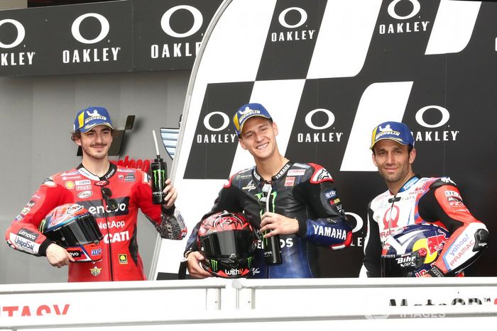 Ganador de la pole Fabio Quartararo, Yamaha Factory Racing, segundo puesto Francesco Bagnaia, Ducati Team, tercer puesto Johann Zarco, Pramac Racing