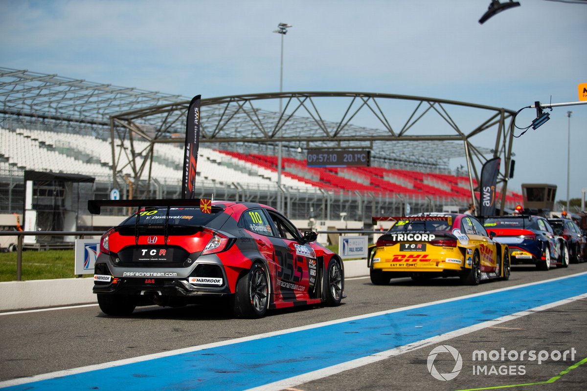 Auto in pit-lane