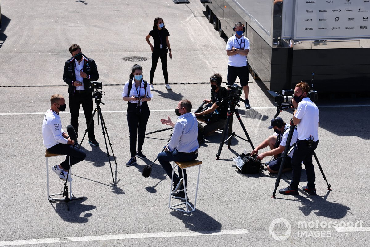 Valtteri Bottas, Mercedes, habla con los medios