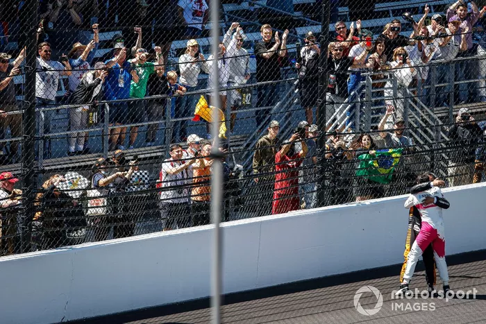 Ganador Helio Castroneves, Meyer Shank Racing Honda celebra con Juan Pablo Montoya, Arrow McLaren SP Chevrolet