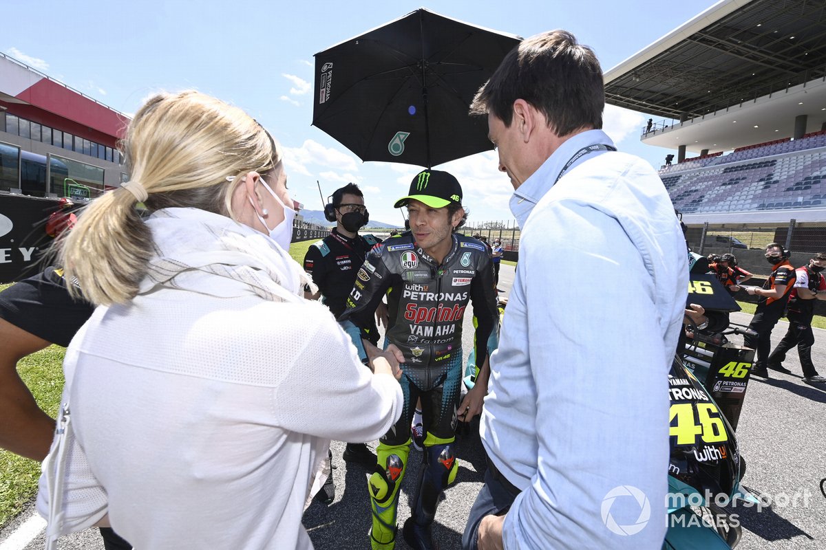 Valentino Rossi, Petronas Yamaha SRT, Toto Wolff, director del equipo y consejero delegado de Mercedes AMG, Susie Wolff, directora del equipo Venturi Racing