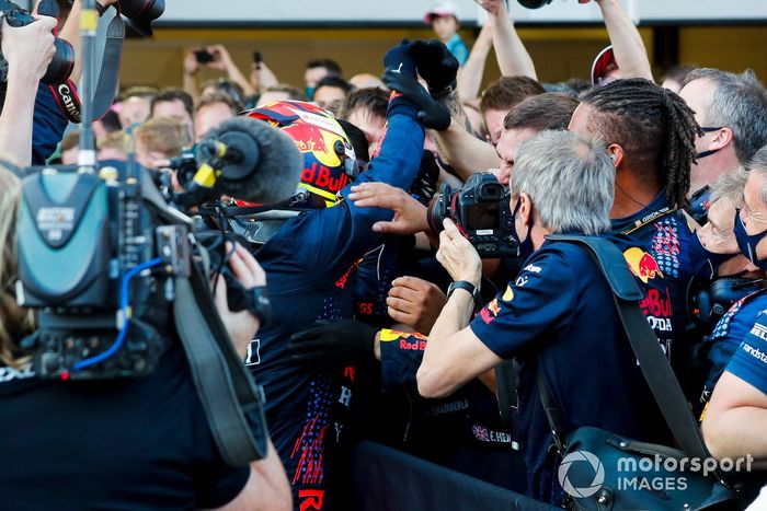 Sergio Pérez, Red Bull Racing, 1ª posición, celebra con su equipo en el Parc Ferme
