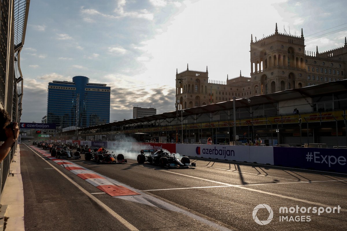 Lewis Hamilton, Mercedes W12 se bloquea y se sigue de largo al reinicio, Pérez, Red Bull Racing RB16B