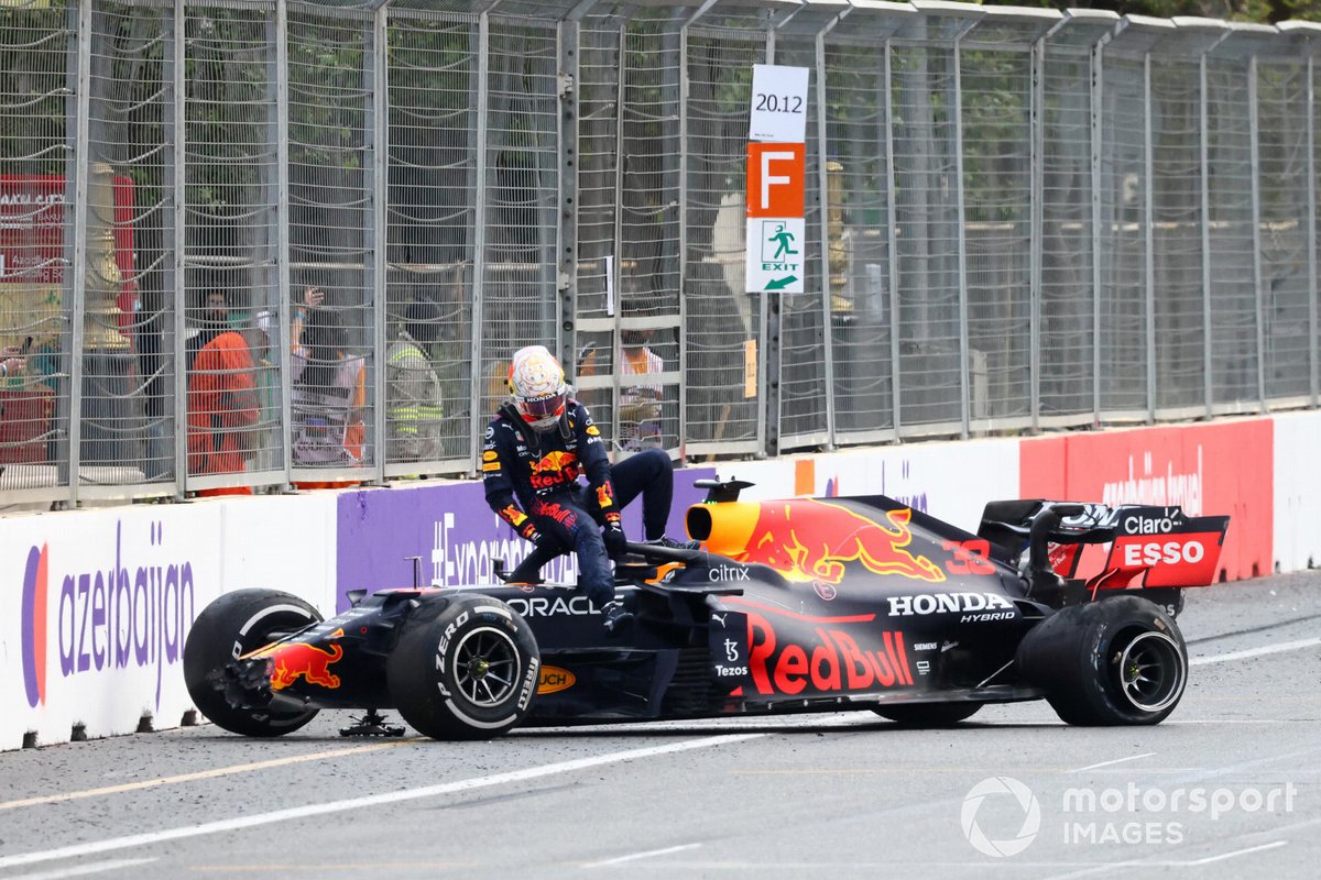 Max Verstappen, Red Bull Racing, esce dalla sua macchina dopo l'incidente