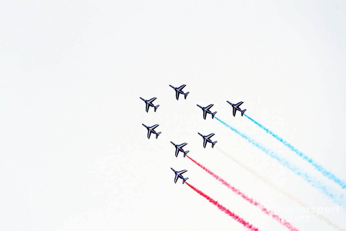 Tim eksibisi Armee de l'Air et L'espace, La Patrouille de France, beratraksi melewati Sirkuit Paul Ricard