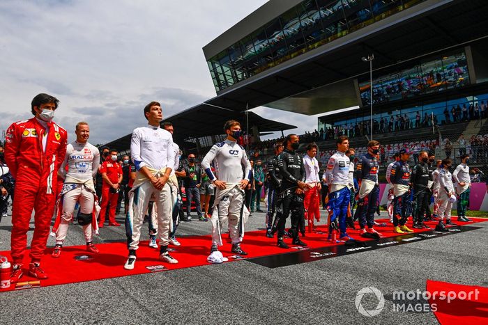 Los pilotos en la parrilla para el himno nacional