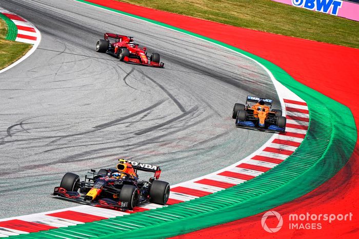 Sergio Pérez, Red Bull Racing RB16B, leadsDaniel Ricciardo, McLaren MCL35M, Charles Leclerc, Ferrari SF21