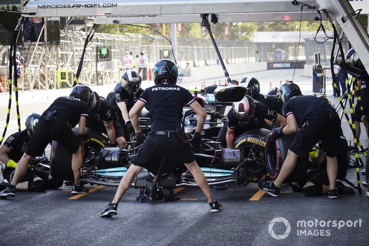 Valtteri Bottas, Mercedes W12 pit stop