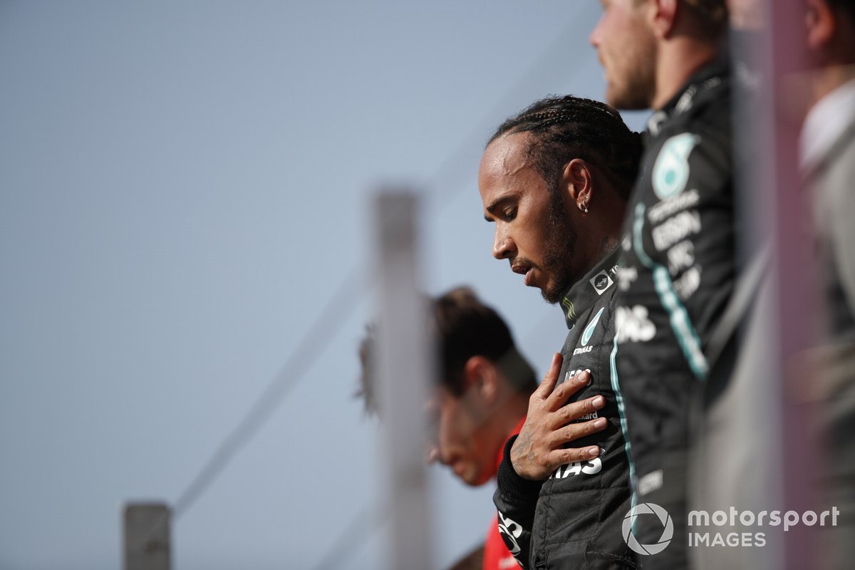 Lewis Hamilton, Mercedes, primo classificato, sul podio
