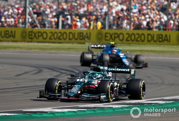 Lance Stroll, Aston Martin AMR21, Esteban Ocon, Alpine A521