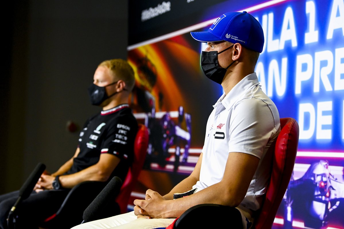 Mick Schumacher, Haas F1, Valtteri Bottas, Mercedes en la conferencia de prensa