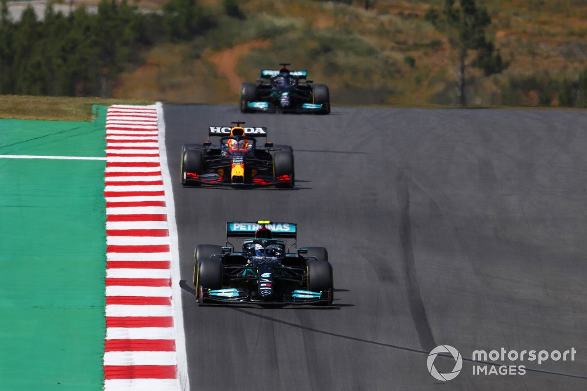 Valtteri Bottas, Mercedes W12, Max Verstappen, Red Bull Racing RB16B, e Lewis Hamilton, Mercedes W12