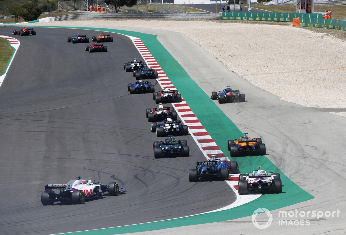 Daniel Ricciardo, McLaren MCL35M, Nicholas Latifi, Williams FW43B, Mick Schumacher, Haas VF-21, e Nikita Mazepin, Haas VF-21, segue il gruppo alla partenza