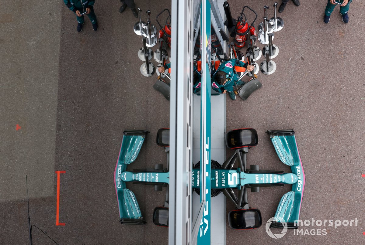 Sebastian Vettel, Aston Martin AMR21, lascia il garage