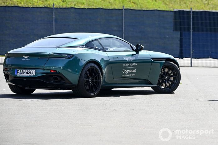 Sebastian Vettel, Aston Martin llega al circuito en un Aston Martin Vantage