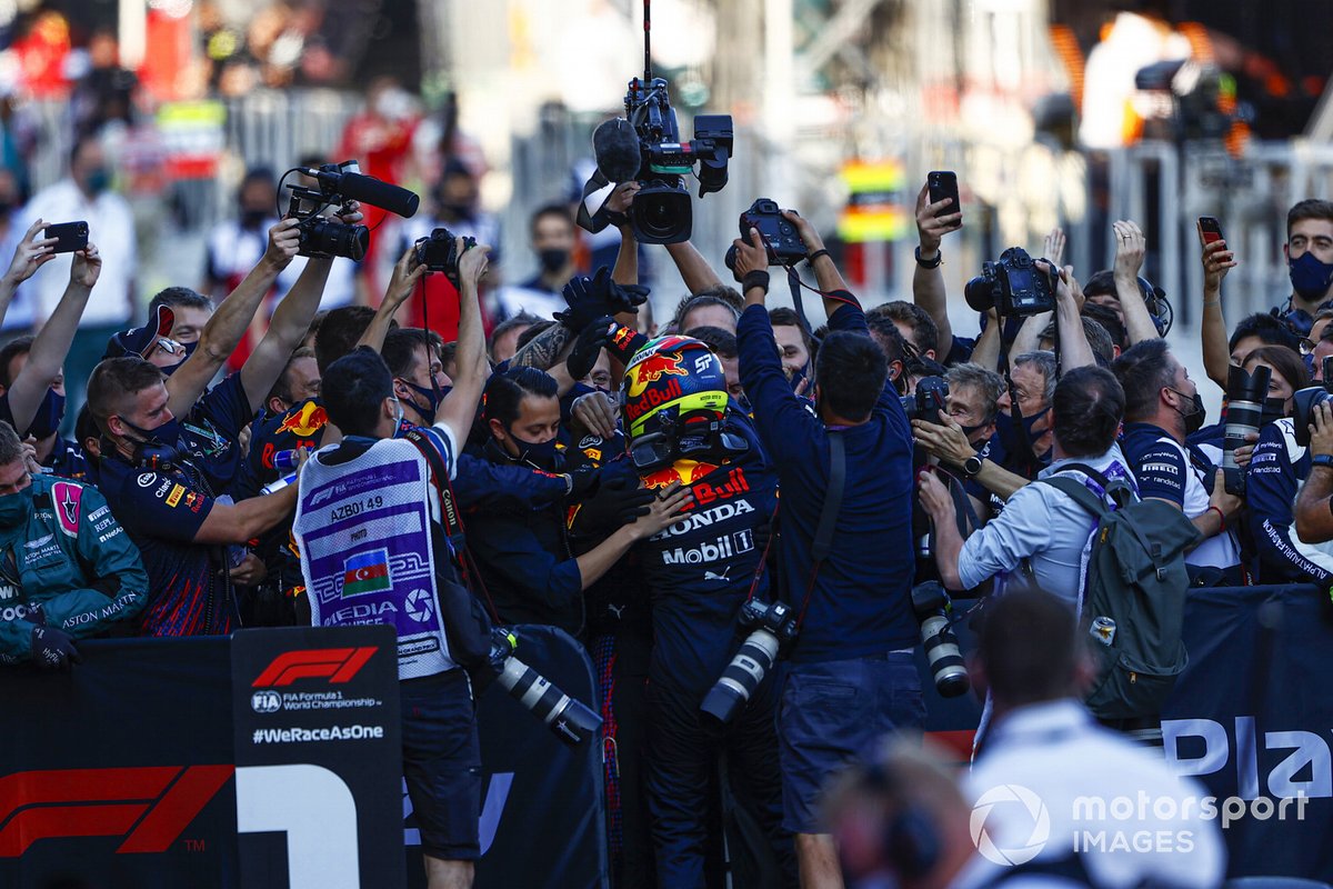 Ganador Sergio Pérez, Red Bull Racing, celebra en Parc Ferme