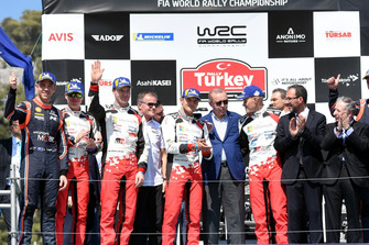 Podium: 2. Jari-Matti Latvala, Miikka Anttila, Toyota Gazoo Racing, Yarış galibi Ott Tänak, Martin Järveoja, Toyota Gazoo Racing, Recep Tayyip Erdoğan, Türkiye Cumhuriyeti Cumhurbaşkanı, 3. Hayden Paddon, Sebastian Marshall, Hyundai Motorsport, Jean Todt, FIA Başkanı